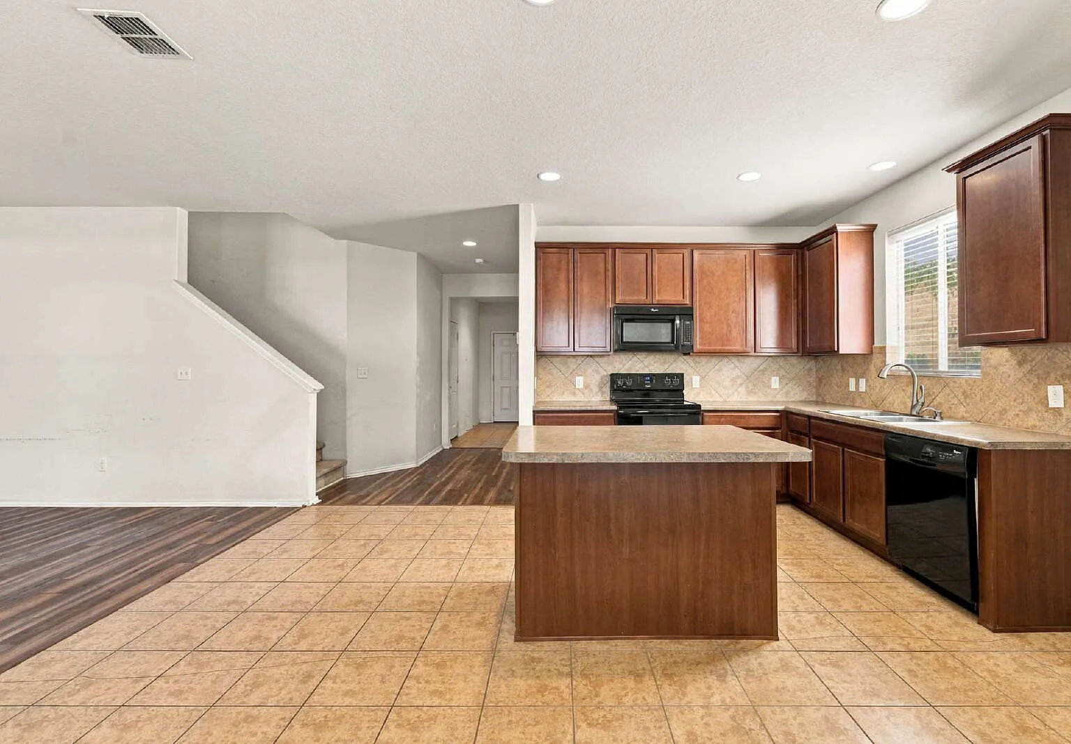 3 bed, 2.5 bath, 2307 sqft, $1,850 — Photo 4