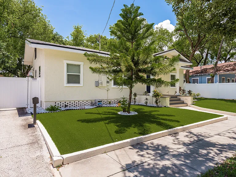 206 W Warren Ave — Photo 2