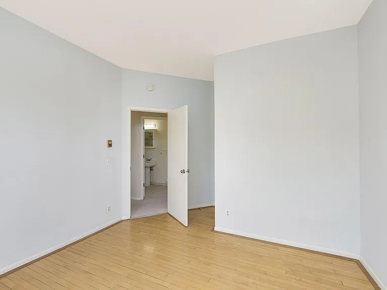 2421 Emerson Ave S #107 — Photo 26