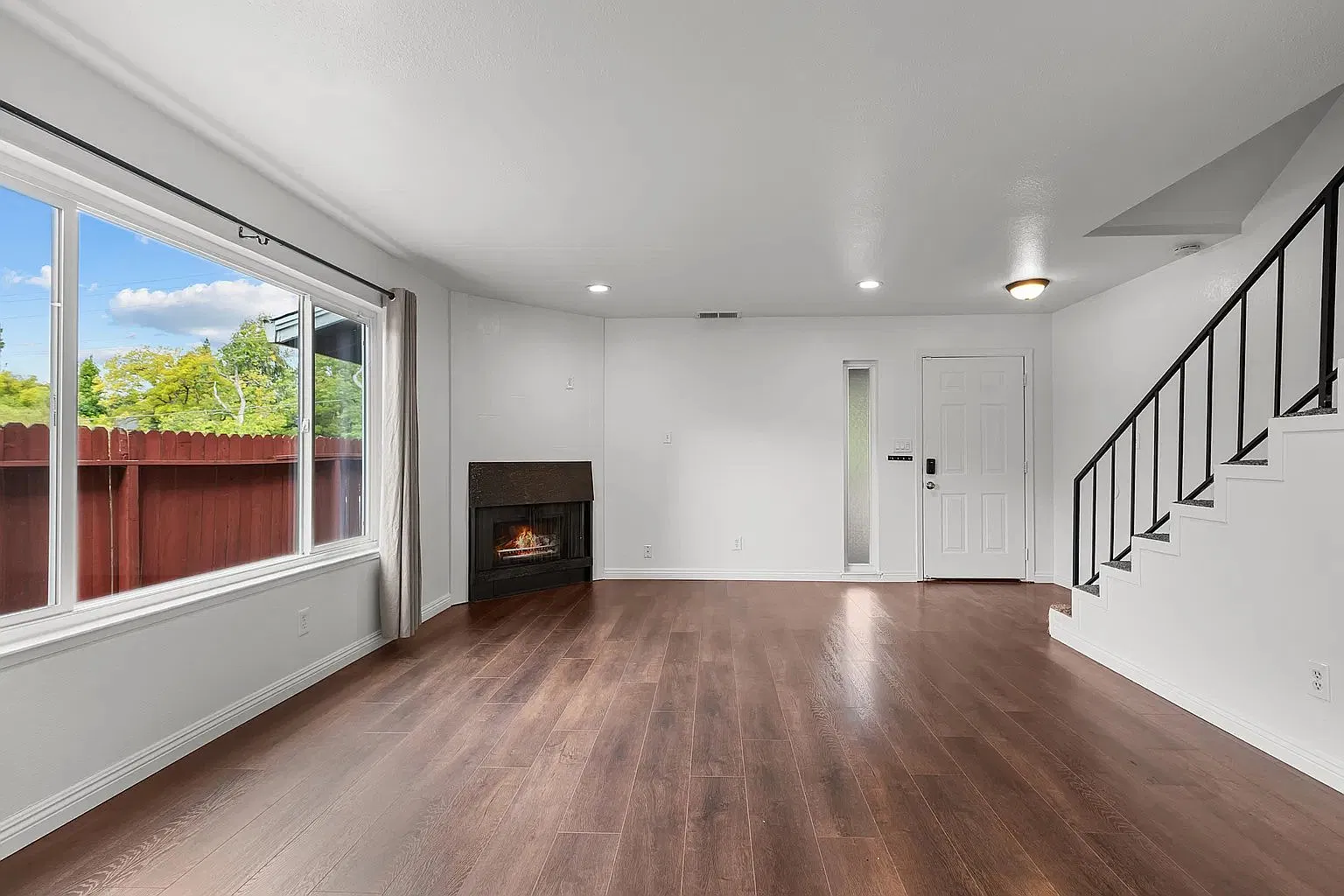 Home for rent with garage, fireplace, laundry hook-ups, laminate floors, dishwasher & a fenced yard! — Photo 1