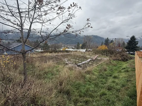 Mona St, Myrtle Creek, OR 97457