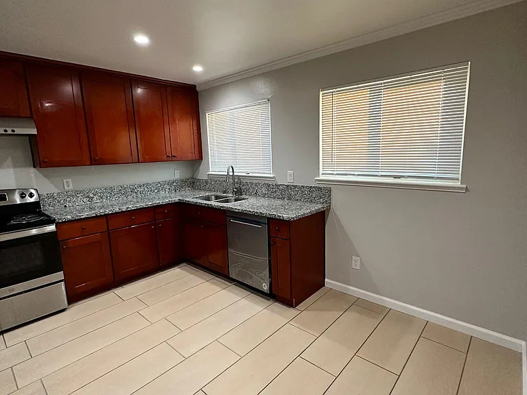 7033 Linwood Way — Photo 7