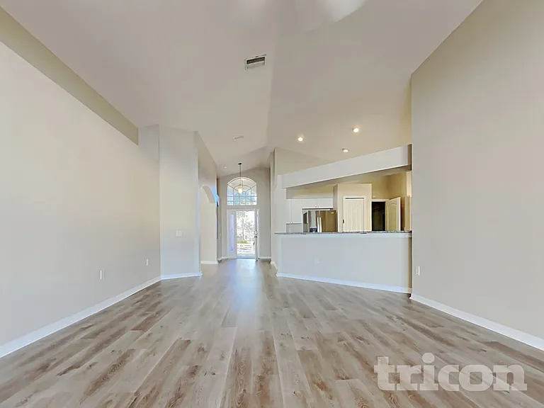 10041 Creek Bluff Dr — Photo 2
