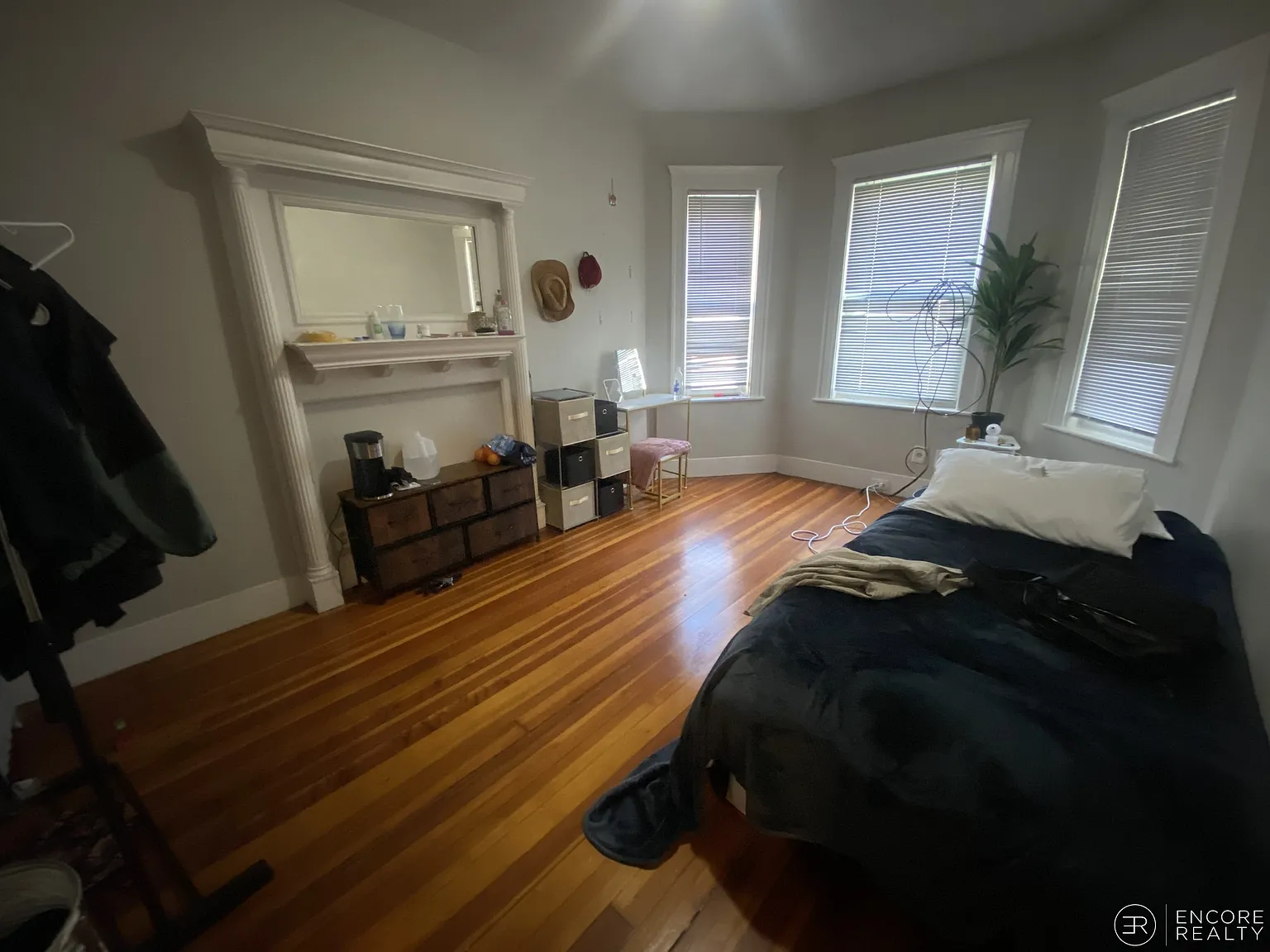 4 bed, 1250 sqft, $4,250 — Photo 3