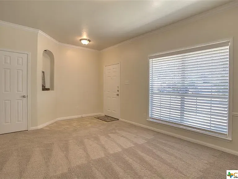 3 bed, 2190 sqft, $2,350 — Photo 4