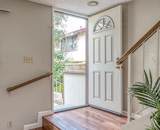 5th image of 292 N Mar Vista Ave