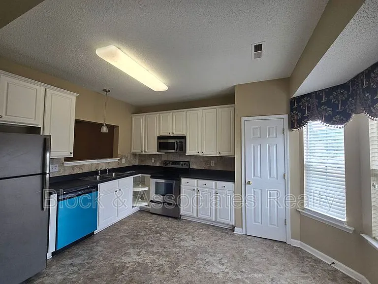 210 Brittany Way — Photo 5