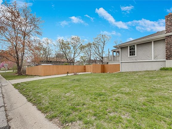 3rd image of 421 NW Meadowview Dr