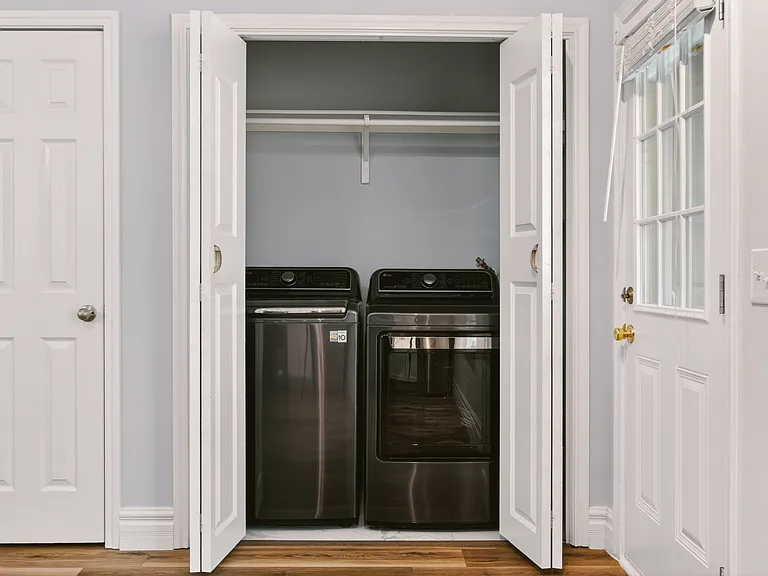 In unit washer and dryer included