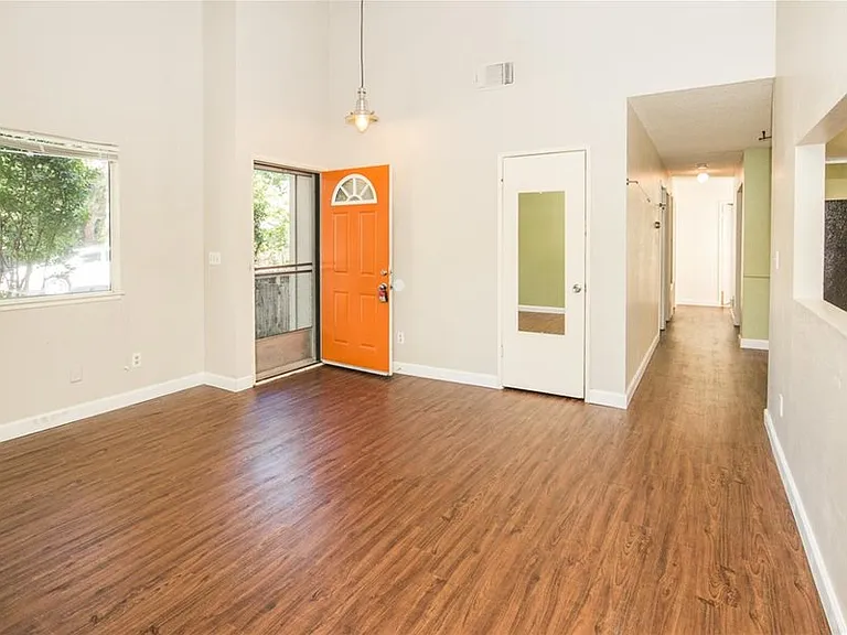 701 Braddock Ct — Photo 10