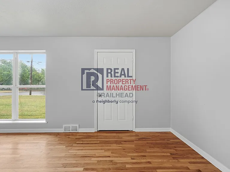 1300 Warden St — Photo 3