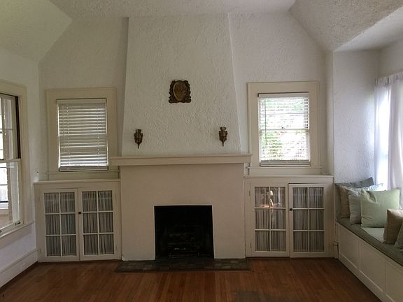 Vaulted living room, with Fireplace and sconces