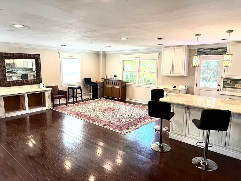 1432 S Winfield Rd — Photo 2