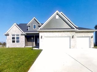 1710 Sunny Acres Rd, Mahomet, IL 61853