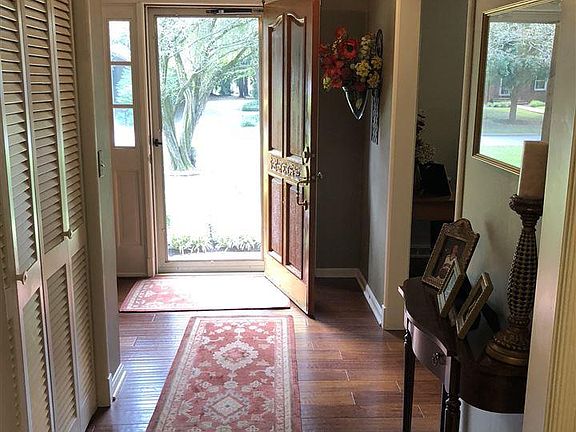 5th image of 1510 Chaucer Dr