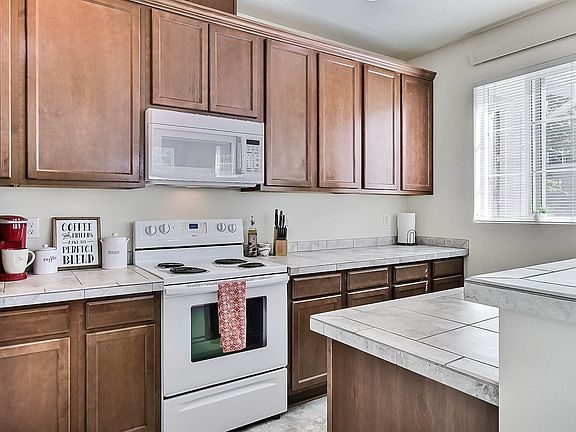 5th image of 1653A Burnside Pl