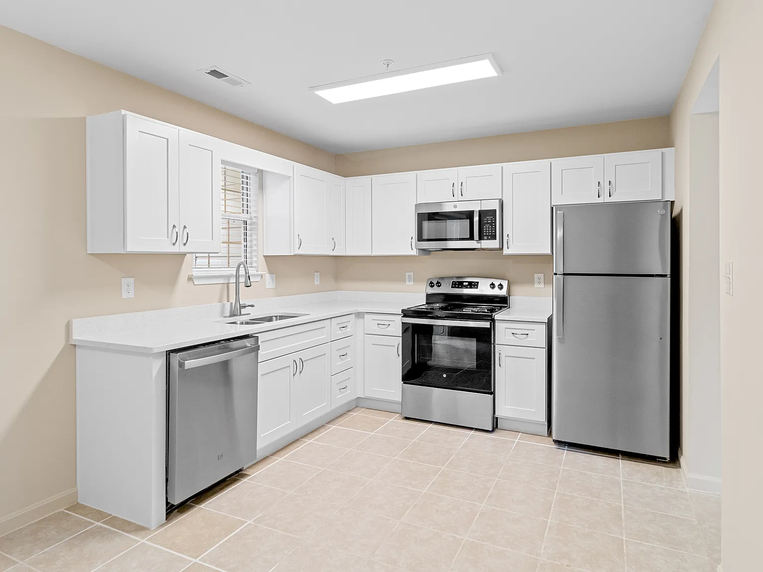 3 bed, 1.5 bath, 1092 sqft, $2,100 — Photo 4