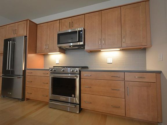 Stainless steel appliances & granite countertops