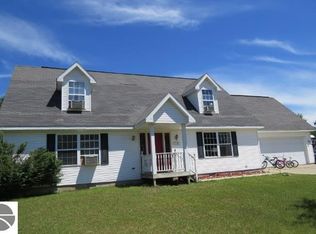 7576 Sandy Ln, Bellaire, MI 49615