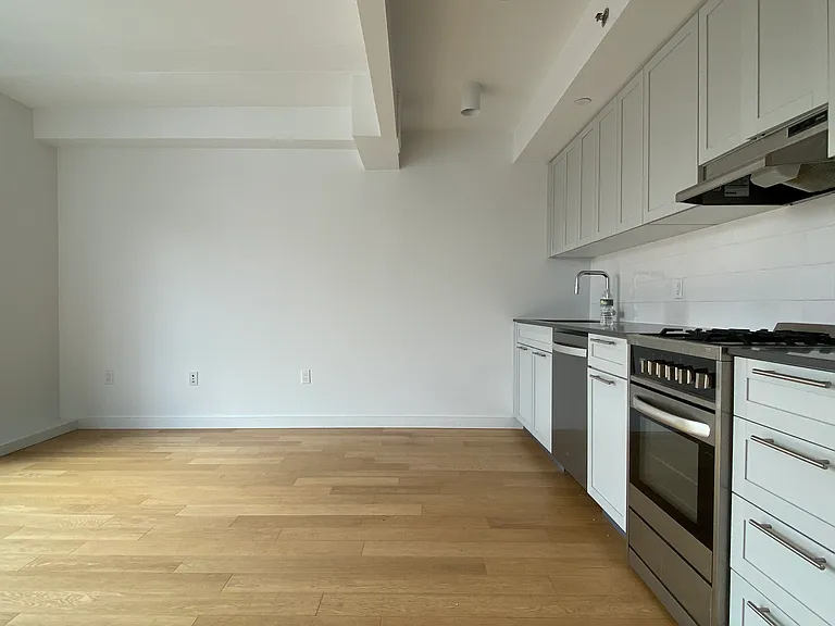 150 Union Ave #7R — Photo 3