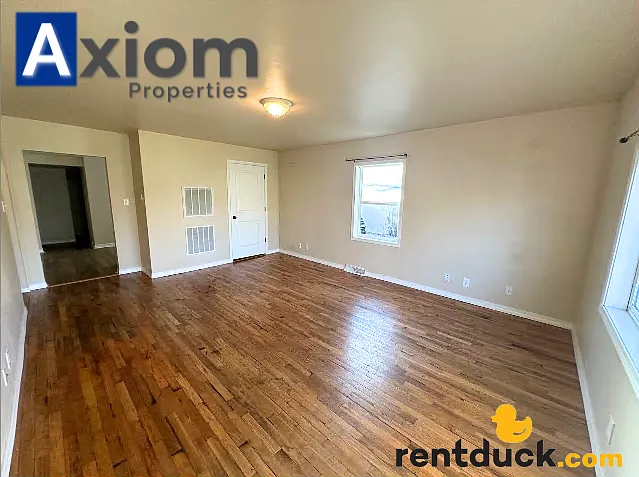 3 bedroom 1 bathroom home with large fenced yard! — Photo 10