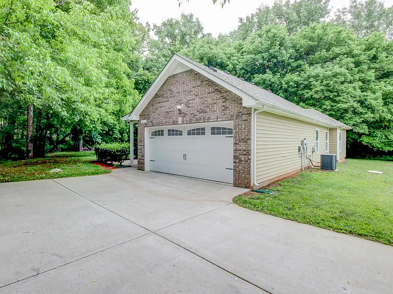 816 Dunbar Cave Rd — Photo 1
