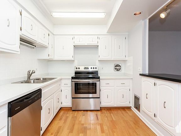 3rd image of 4320 N Clarendon Ave APT 2021