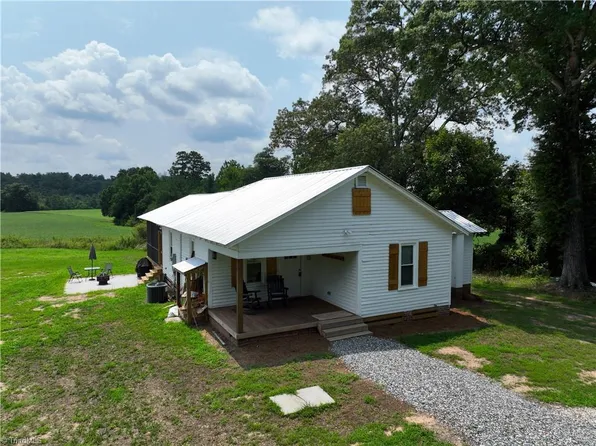 1581 Brook Cove Rd, Walnut Cove, NC 27052
