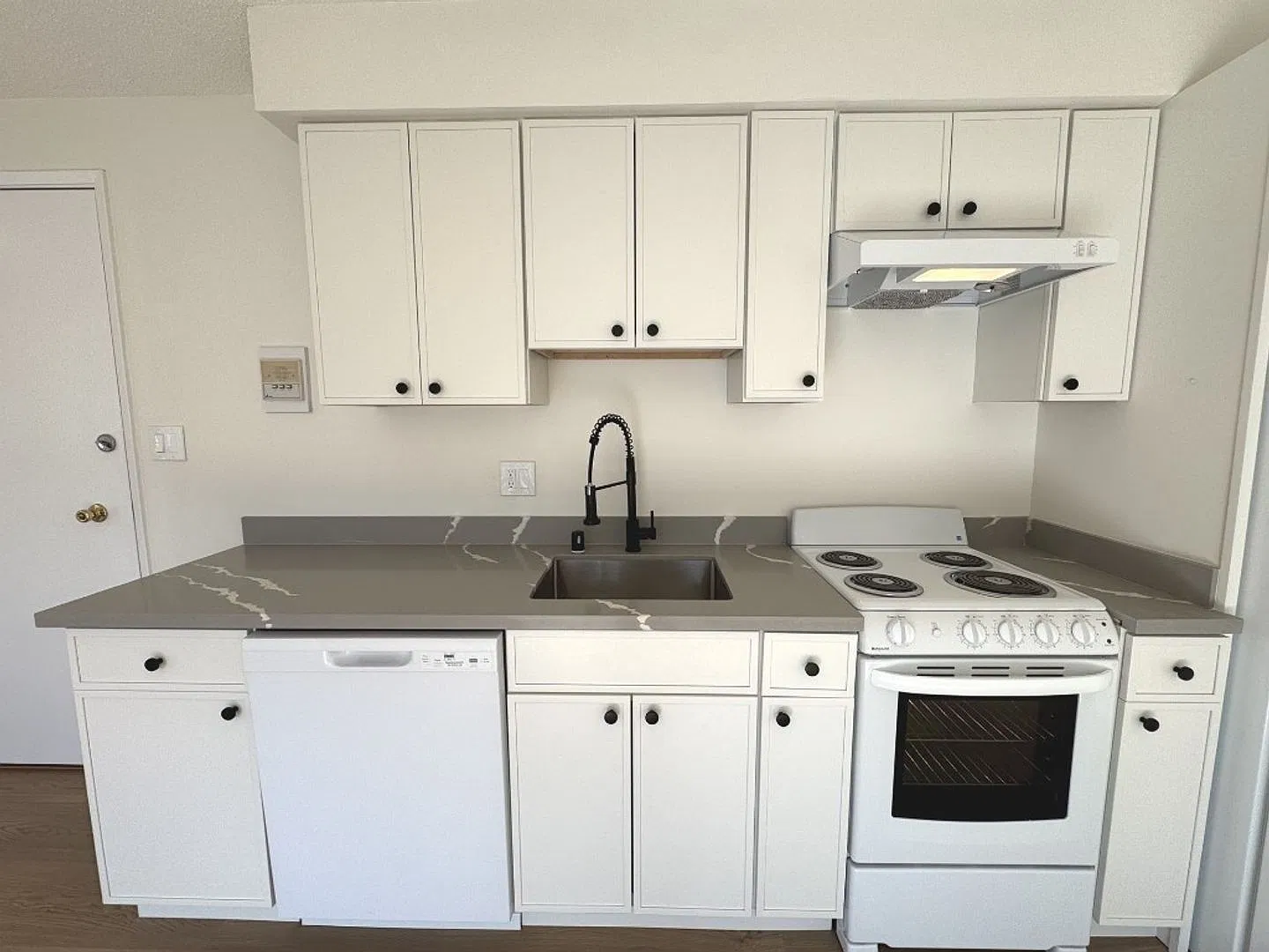 1p626 - 37 Moss Apartments — Photo 4