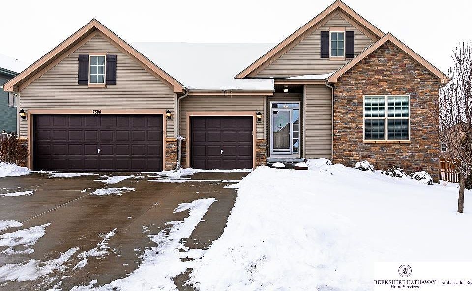 Great Street Appeal in All Seasons!