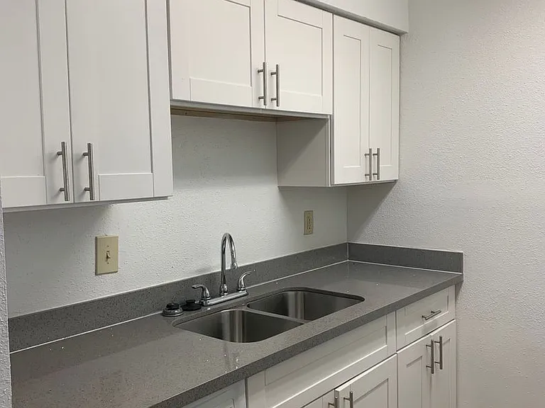 Emerald Cove Apartments — Photo 99
