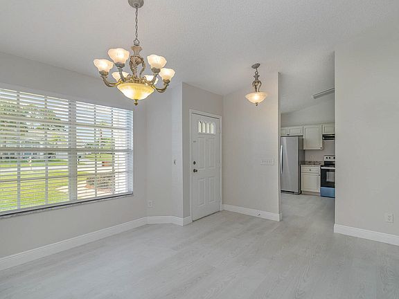 3rd image of 1328 California Dr