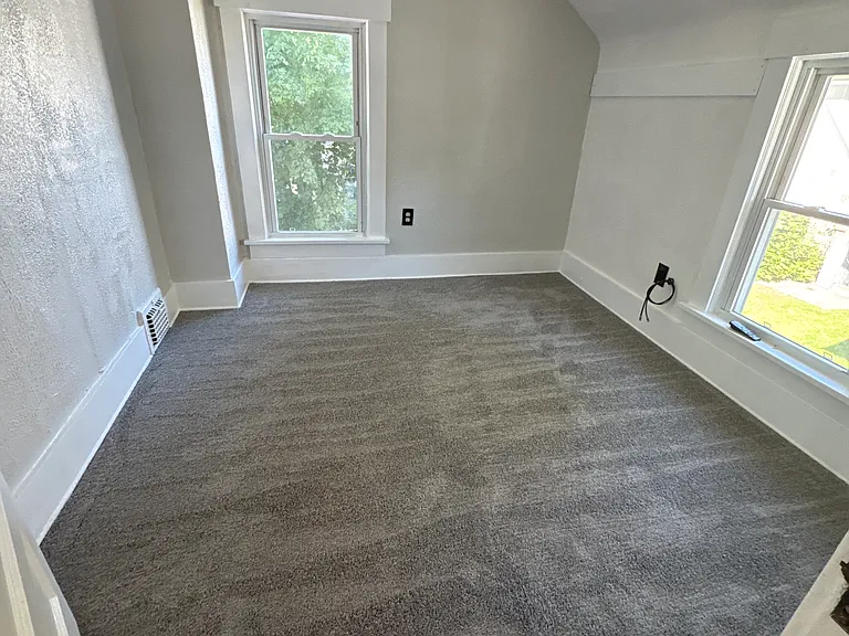 639 Broadway St E — Photo 10