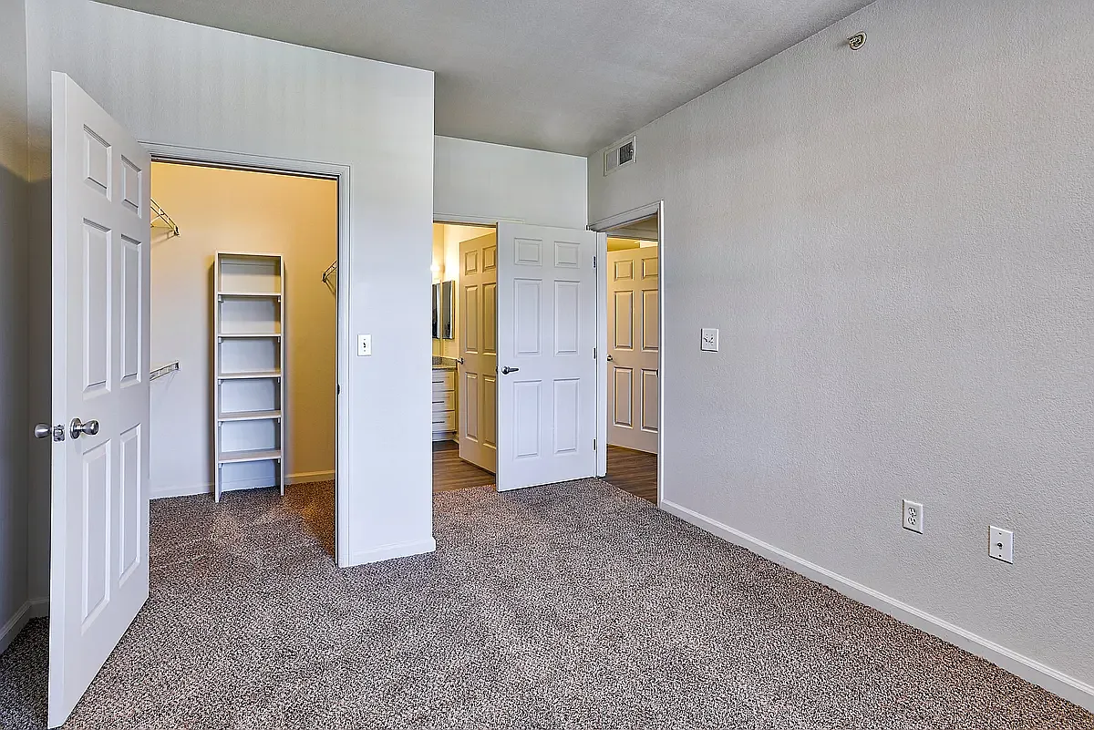 Shadow Mountain Apartments — Photo 3