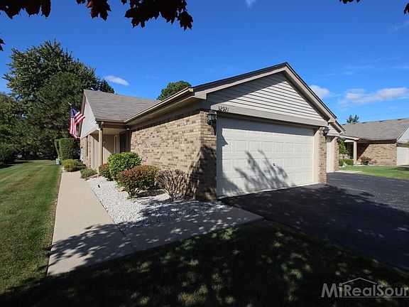 2nd image of 32921 Harmon Ct