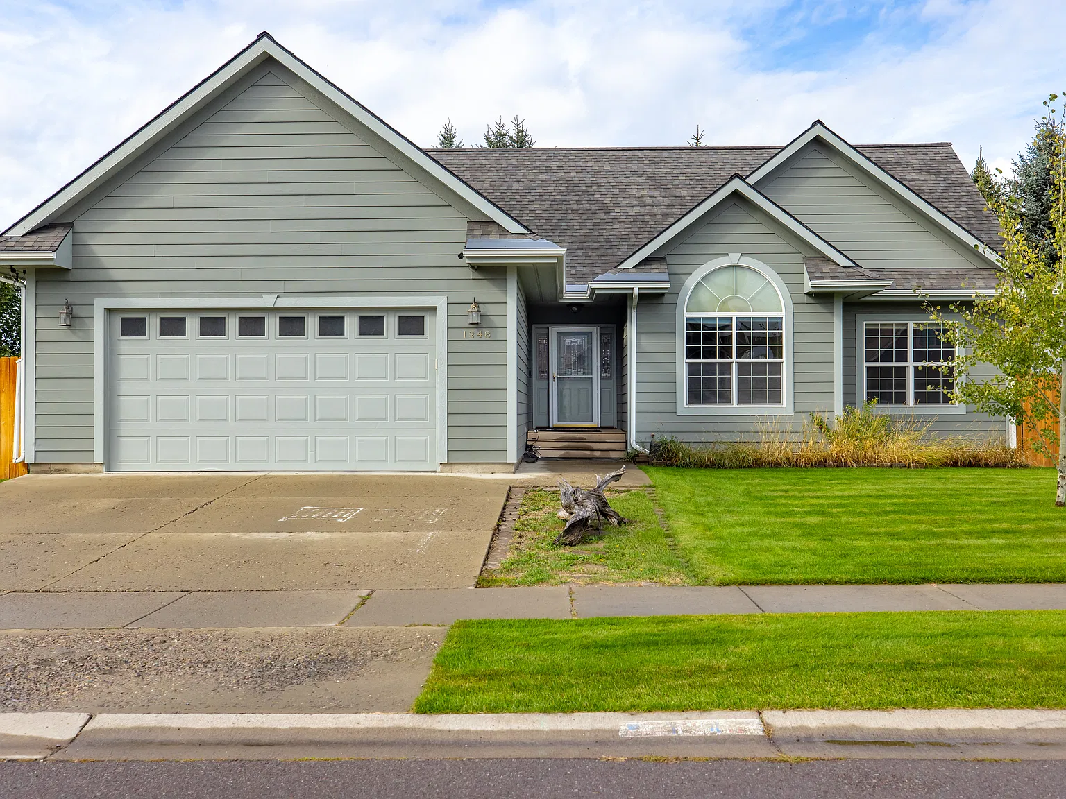 6 bed, 3320 sqft, $3,000 — Photo 1