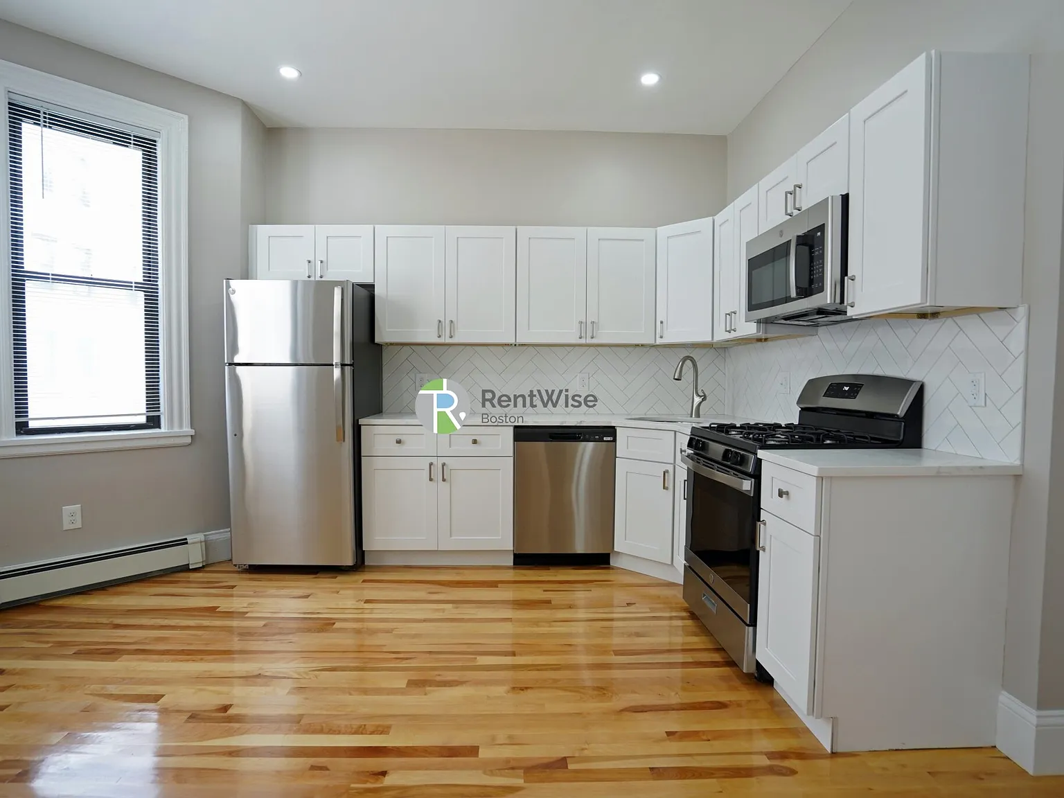 4 bed, 1300 sqft, $5,495 — Photo 1