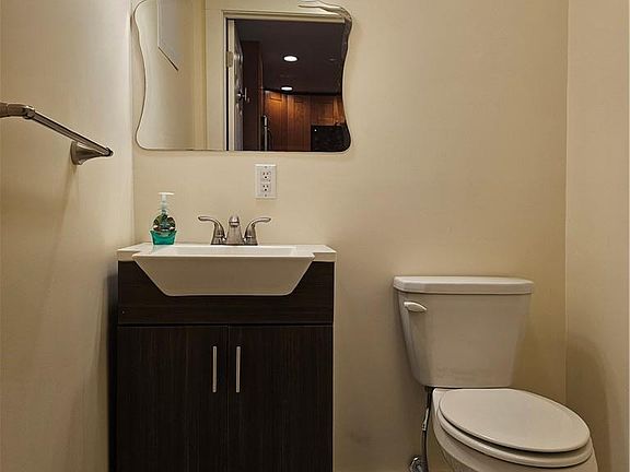 4th image of 231 Reynolds Rd #11