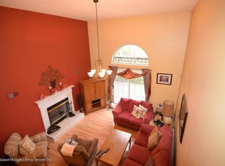 9 Star Ct, Staten Island, NY 10312
