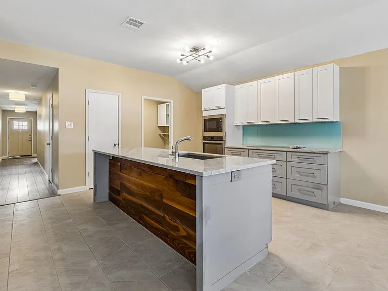 1001 Margaret Dr — Photo 6