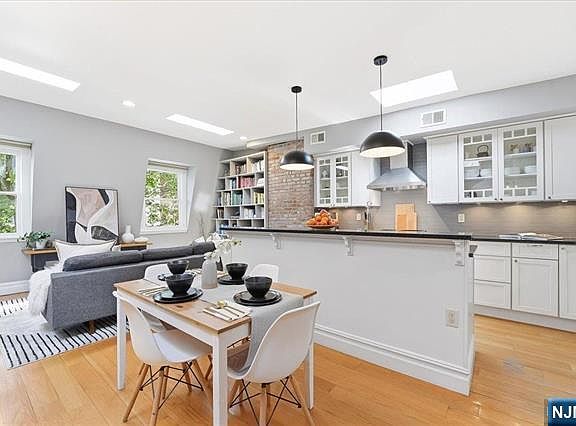 5th image of 247 2nd St Unit 3