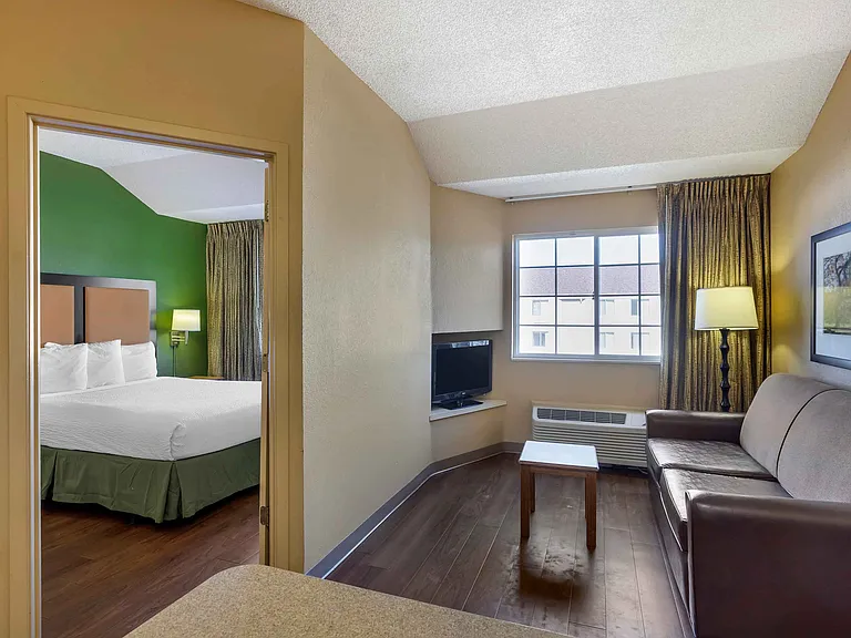 1 Bedroom Suite - 1 Queen Bed