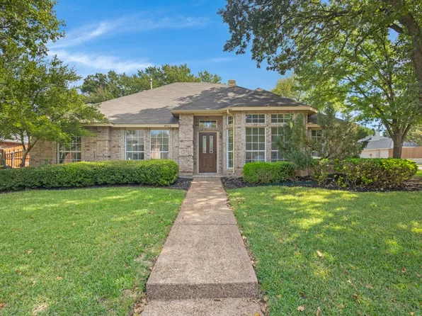 8000 Arlie Ln, North Richland Hills, TX 76182