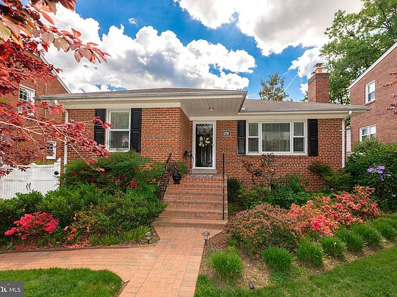 3rd image of 1716 Crestwood Dr