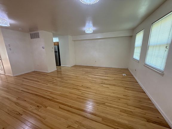 2nd image of 28 Oak Shadows Ct