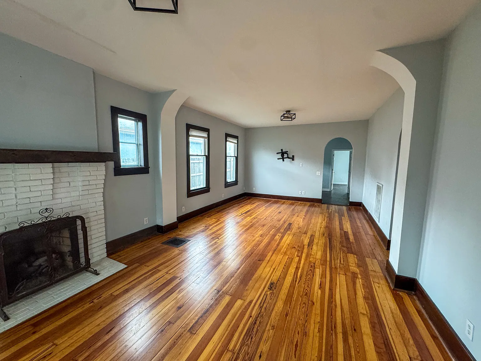 2 bed, 1000 sqft, $2,400 — Photo 2