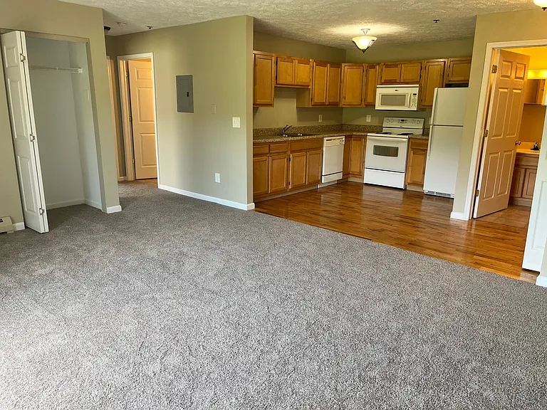 Lakepointe Apartment Homes — Photo 11