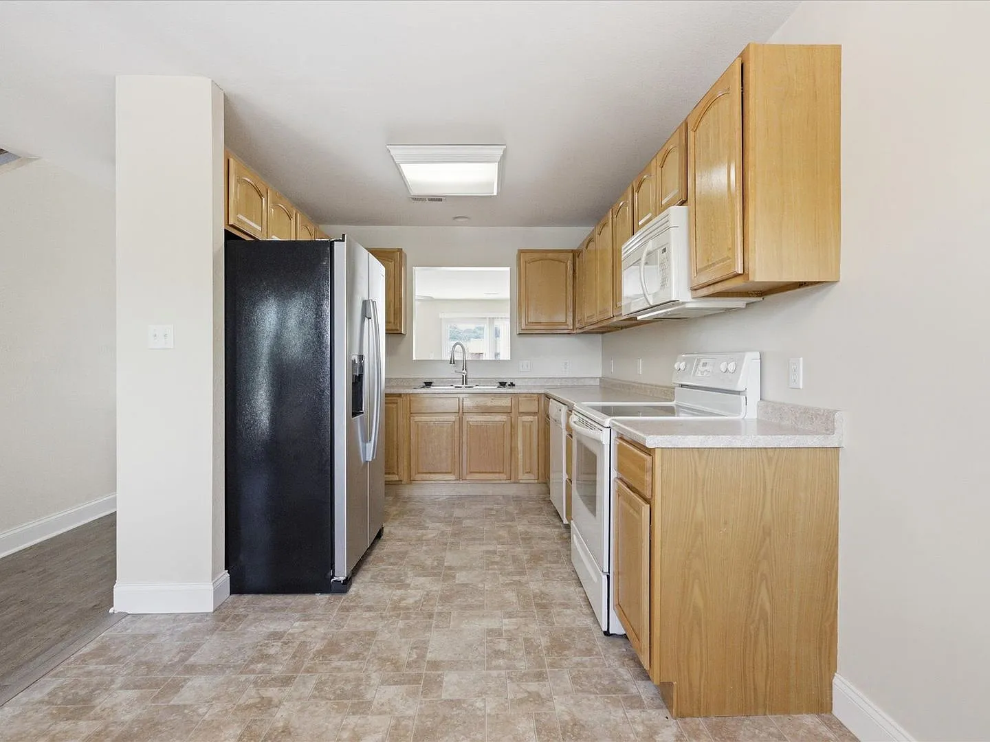 City of Maryville 37801 - Beautifully Updated 2-Bedroom, 2.5-Bath Townhome. — Photo 3
