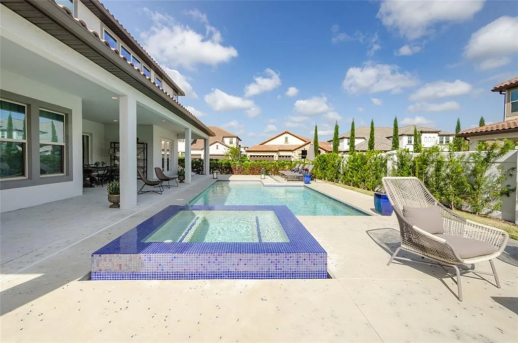 7 bed, 5.5 bath, 5355 sqft, $9,000 — Photo 3