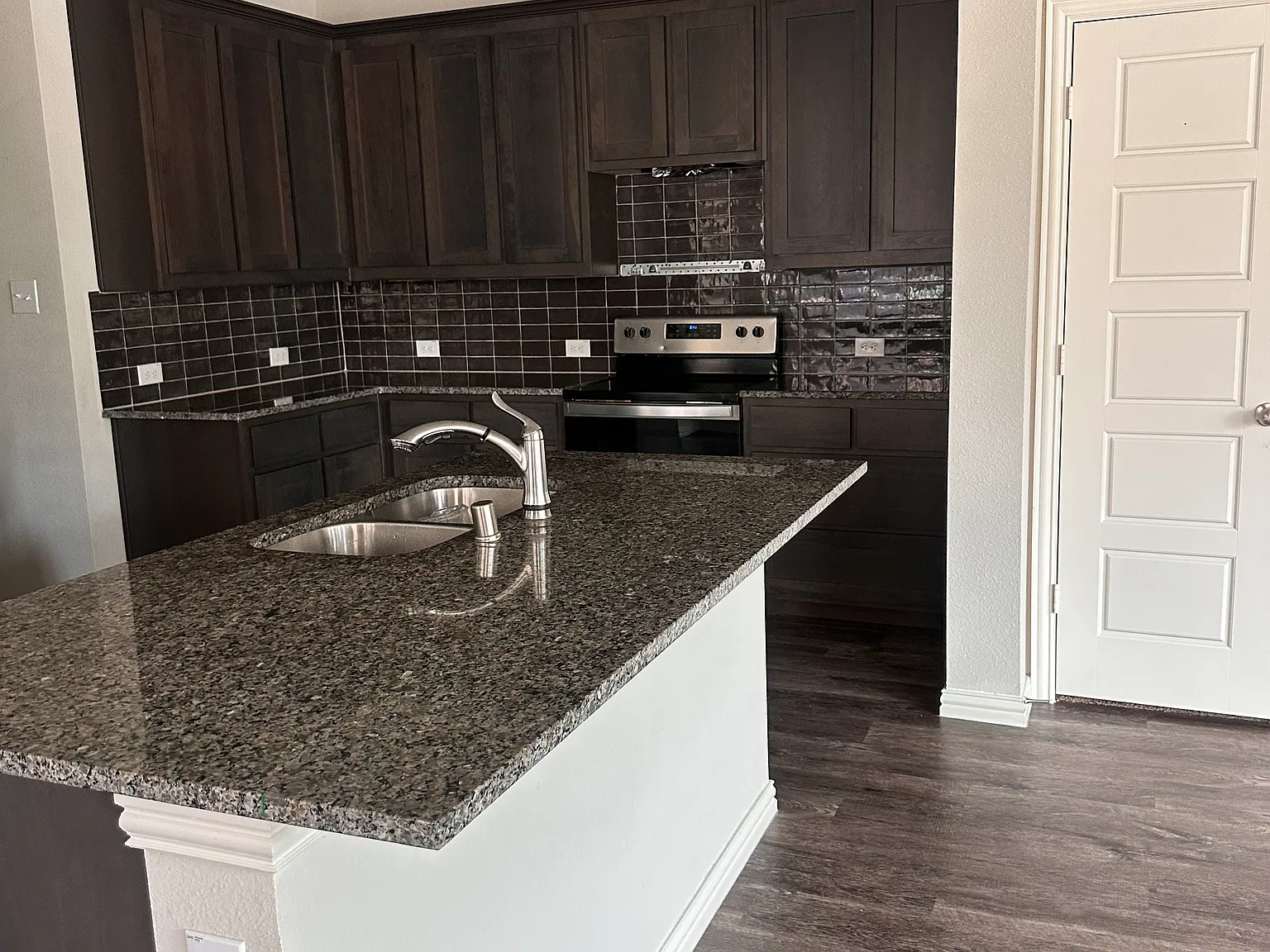 3 bed, 2.5 bath, 1702 sqft, $2,050 — Photo 4